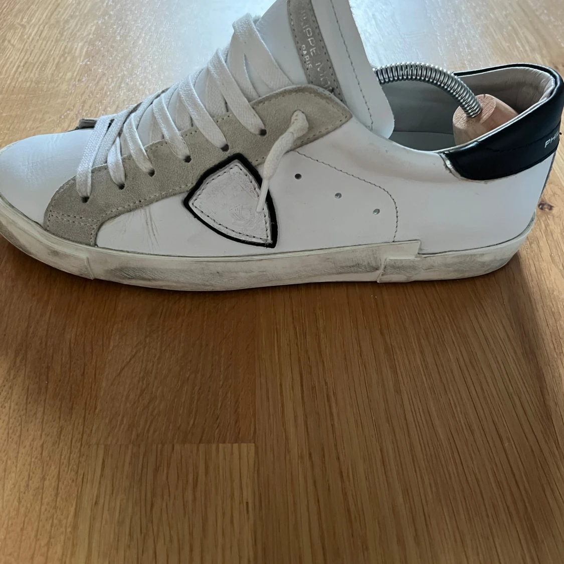 Vita sneakers från Philippe Model