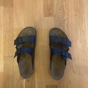 Svarta sandaler från Birkenstock - Säljer ett par klassiska svarta sandaler från Birkenstock. Använda knappt 1 sommar. Ny pris 1200. Inga hål eller nå stora slitningar, skick 7.5-10. Pris kan diskuteras vid snabbaffär. Storlek 43. 