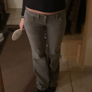 Jeans från subdued - Säljer ett par gråa lågmidjade jeans från subdued som tyvärr inte kommer till användning 💕de är jättefina och skriv vid frågor!