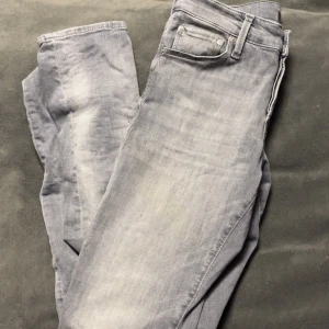 Jack & jones slim jeans - Säljer dessa feta slim jeans i färgen grå från jack & jones, toppskick inga defekter. Vid frågor eller funderingar bara o skriva. 30W/32L