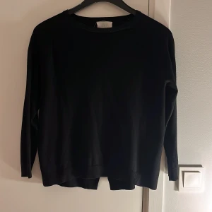Svart stickad tröja från Zara ❤️ - Säljer en stilren svart tröja från Zara. Tröjan har en klassisk design med långa ärmar och rund halsringning. Perfekt för en för en enkel och avslappnad outfit eller ett enkelt och fint basplagg till din garderob. Något nopprig på framsidan men verkligen ingenting som syns när den är på.