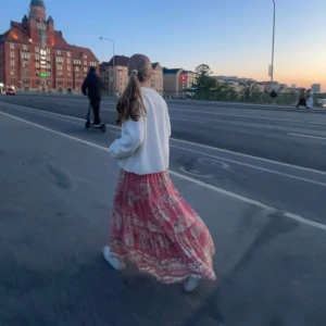 Lång kjol - En så fin och somrig lång kjol! Jätte skön och perfekt till sommaren! Den är 82cm på längden 