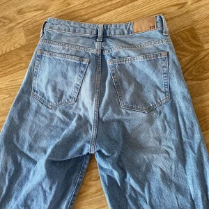 Blå jeans lager 157 - Snygga blå jeans från Lager 157. De har en rak passform. Skulle säga att dom är lite större än S. 