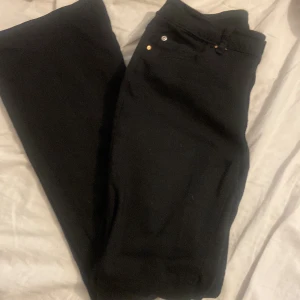 Svarta jeans från Vero Moda - Snygga svarta jeans från Vero Moda med klassisk femficksdesign och knappgylf. Perfekta för en stilren look.