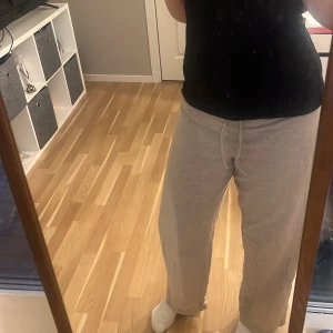 Beige linnebyxor från Monki - Snygga och bekväma beige linnebyxor från Monki. Byxorna har en loose passform med elastisk midja och dragsko för extra komfort. Super bra för när de är lite extra kallt på sommaren❣️110kr plus frakt skicka till mig om ni undrar något🫰🏼kan ändra pris vid snabb affär 