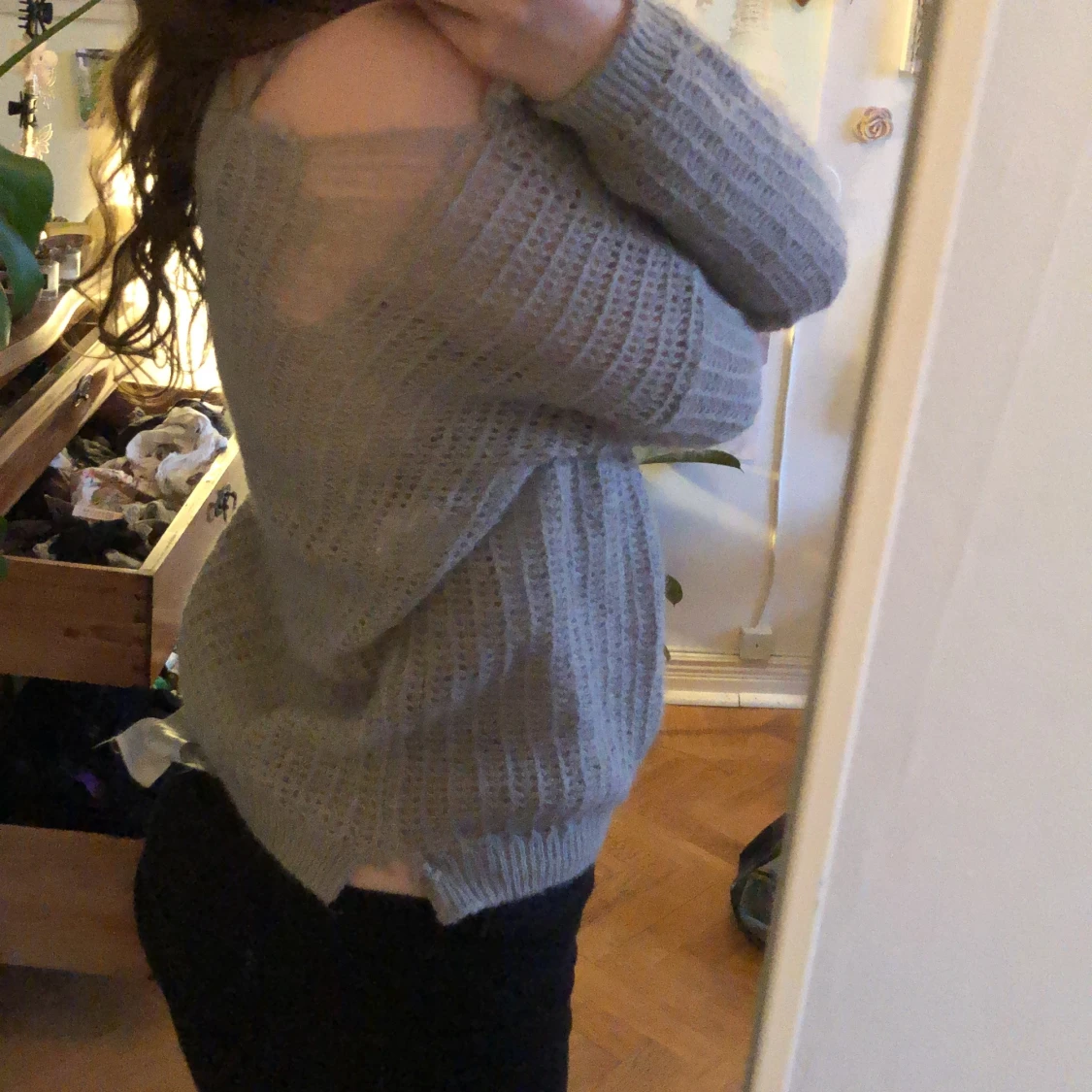 Grå stickad offshoulder tröja från United Colors of Benetton - 1