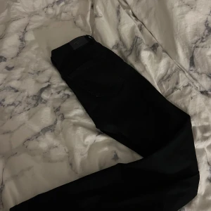 Svarta low waist jeans  - Ett par svarta bootcut low waist jeans ifrån Gina Tricot i storlek 36, nypris 599kr. Aldrig använda endast testade! Hör av er vid funderingar!