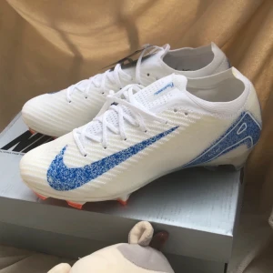 Nike mercurial vapor 42 - Säljer dessa helt nya nike mercurial vapor 16 skorna i storlek 42. Det är FG dobbar och de är helt oanvända. 
