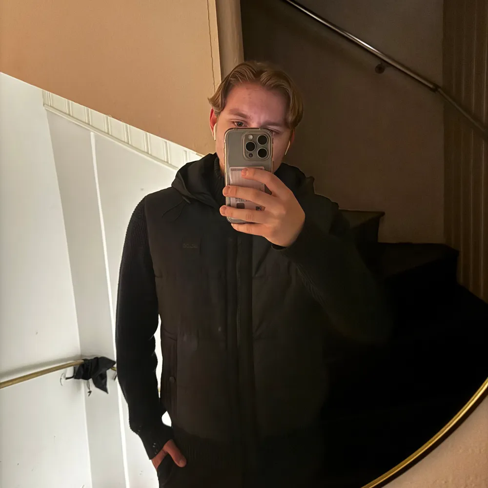Säljer en stilren svart jacka från Hugo Boss. Jackan har en dragkedja framtill och är långärmad med en huva. Perfekt för kyligare dagar.. Takit.
