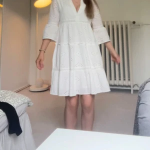 Vit klänning - Säljer en söt vit klänning från Vero Moda, i nyskick💞