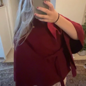 Poncho blair  - Säljer en vinröd poncho blair ifrån missäy. Köpt nydligen och är perfekt för våren.