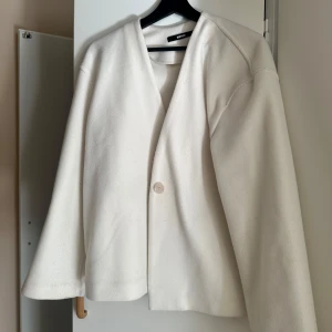 Vit kappa bikbok - En vit kappa från bikbok i storlek XS. 