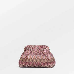 Mönstrad kuvertväska, Becksöndergaard - Snygg kuvertväska med ett unikt mönster i rosa och beige toner. Väskan har en dragkedja på insidan för extra säkerhet. Perfekt för att ge en färgklick till din outfit. NYPRIS 679kr. Andvänd i 1 månad och säljer då jag köpt en annan!!