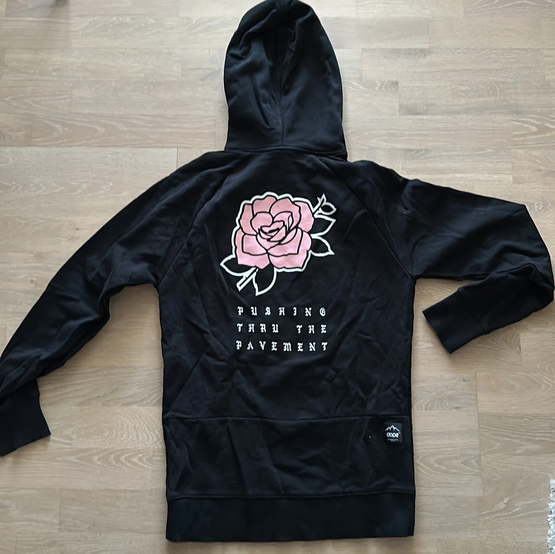Svart hoodie med rosdetalj - 1