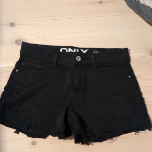 Jeansshorts  - Svarta lågmidjade jeansshortsen ifrån Only i storlek 25/XS, med fina detaljer.