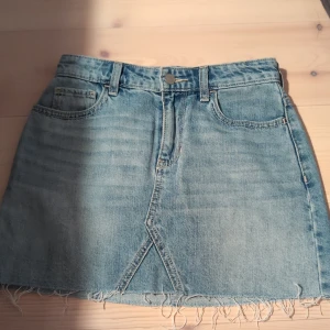 Jeanskjol - Blå jeansshorts ifrån Holliste i storlek 24, men passar mig som brukar ha 24-26! Produkten är i mycket bra skick.