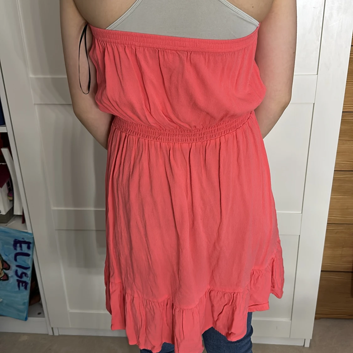 Korallfärgad axelbandslös klänning - 2