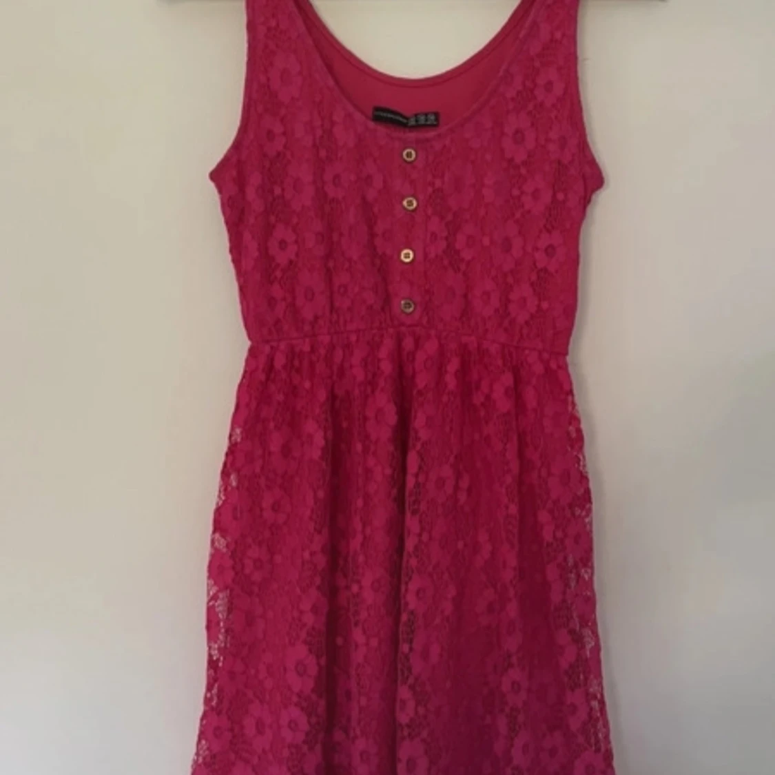 Rosa spetsklänning från Atmosphere 36