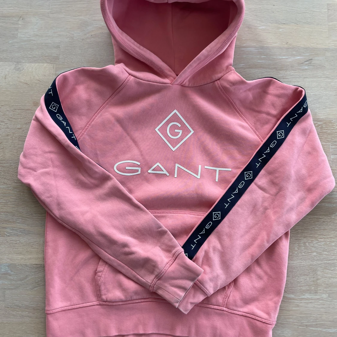 Rosa hoodie från GANT