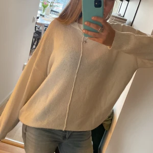 Vit stickad tröja - Mysig vit stickad tröja med långärmad design. Perfekt för kyligare dagar och enkel att matcha med olika outfits.