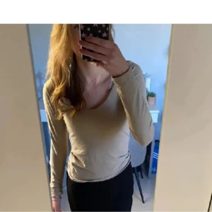 Beige långärmad topp - Säljer en jättefin beige tröja ifrån h&m som aldrig kommit till användning då jag inte testade den i butik och sen ej kunde lämna tillbaka💞 