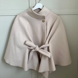 Missäy poncho  - Säljer min superfina poncho från Missäy💓