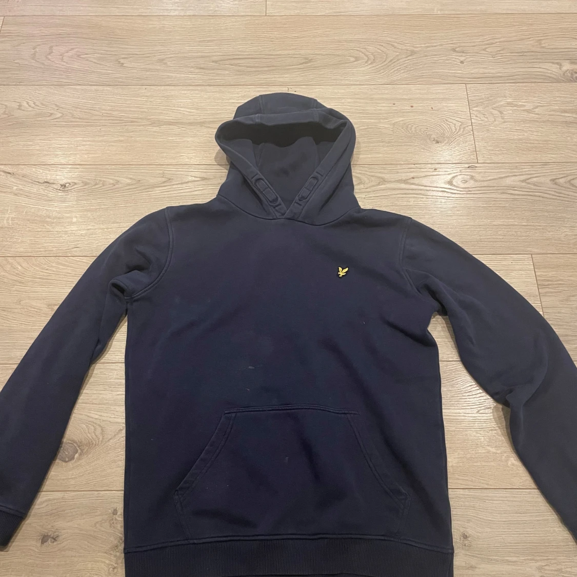 Mörkblå hoodie med logotyp