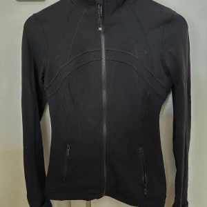 Lululemon define jacket  - Säljer min svarta Lululemon define jacket. Köptes i Dubai i deras butik för ca 1300kr. Storlek 6. Säljer för 900kr.