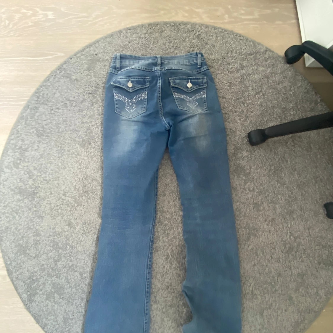 Blå bootcut jeans med dekorerade bakfickor - 1