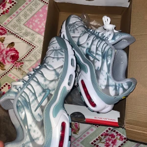 Nike Air Max Plus sneakers i grått och vitt - Endast seriösa 