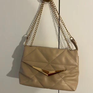 Beige axelväska - Snygg beige axelväska i riktigt bra skick!