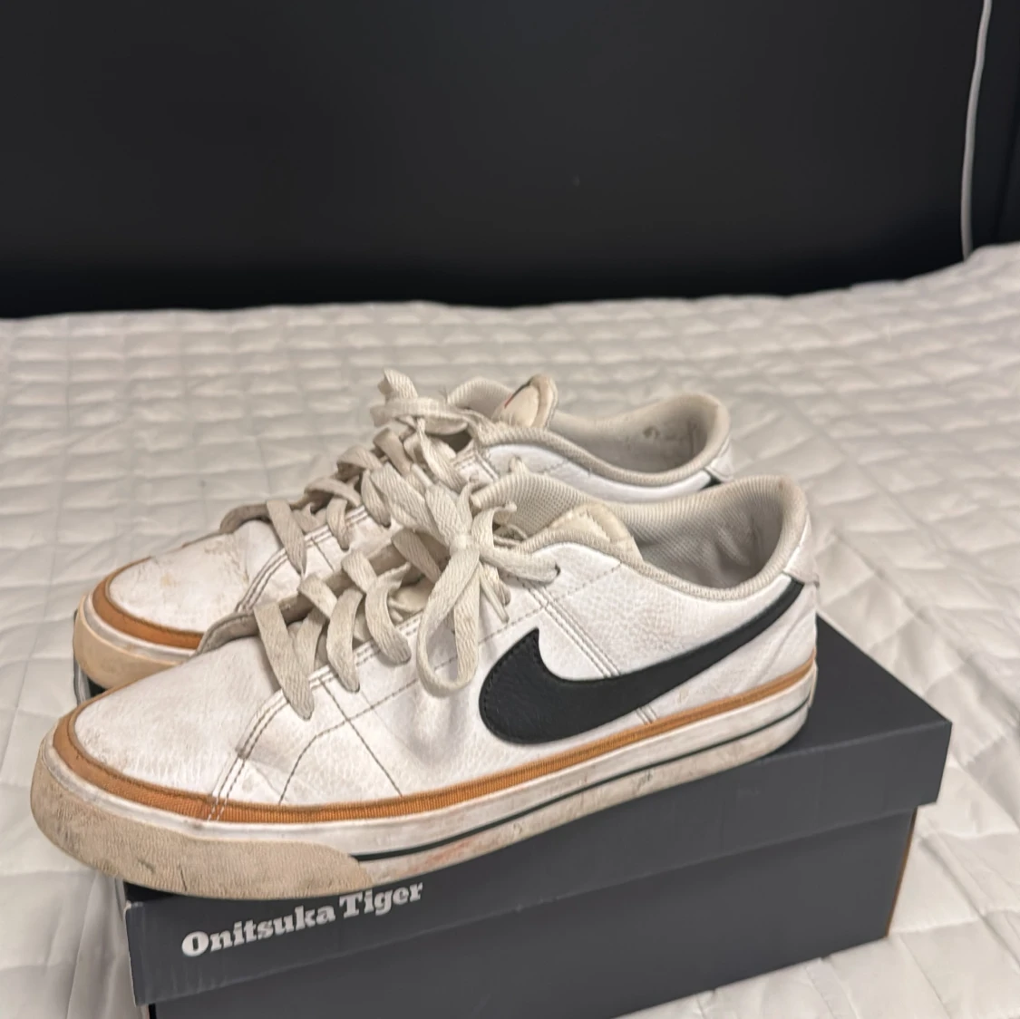 Vita Nike sneakers med svart swoosh