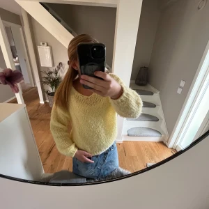 Gul stickad tröja från Vero Moda - Säljer en ljusgul stickad tröja från Vero Moda. Aldrig andvänd ! Tröjan har en mjuk och fluffig känsla, lång ärm och en avslappnad passform. Perfekt för våren och sommarkvällar