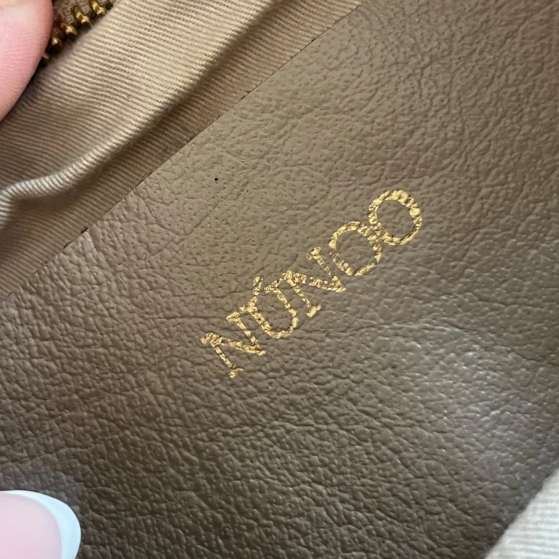 Beige väska från Núnoo med guld knappar/ nitar.  - 2