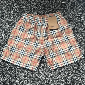 Burberry Shorts / Badshorts - Burberry shorts i storlek S. Aldrig använda. Skriv för mer info. Priset kan diskuteras.