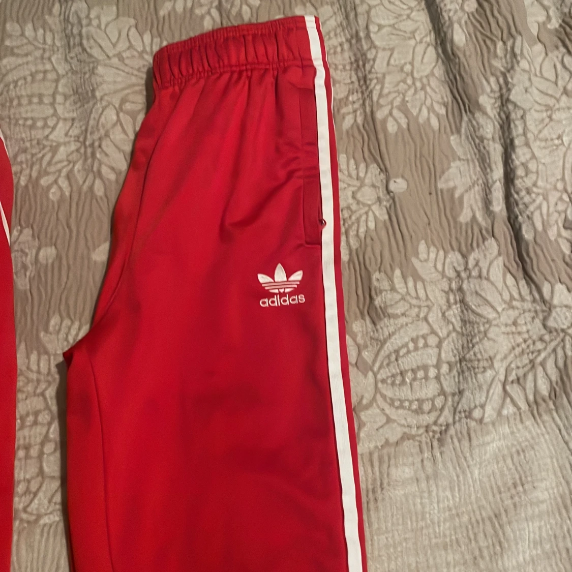 Röda Adidas mjukisbyxor med vita ränder - 1