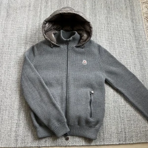 Moncler cardigan  - Riktigt fet Moncler cardigan i storlek L passar mer M. Sjukt snygg grå färg som passar perfekt inför vår/sommarkvällar! Självklart är den äkta, grymt skick utöver en liten lagning som inte syns. MVH Simon 