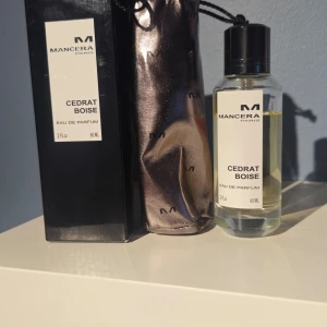 Mancera Cedrat Boise - Mancera Cedrat Boise Eau de Parfum i 60 ml flaska. Parfymen är något använd, så jag uppskattar att strax över 50ml återstår. Skriv vid frågor. 