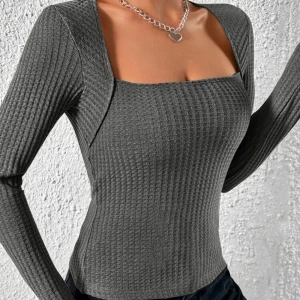 Grå ribbad topp med fyrkantig ringning - Snygg grå ribbad topp med lång ärm och fyrkantig ringning.