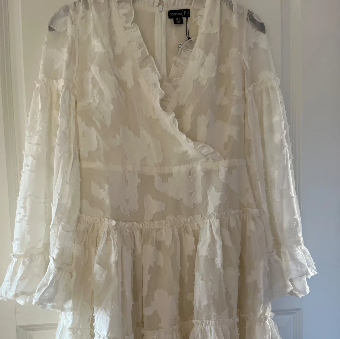 Vit omlottklänning med volang från Boohoo - 2