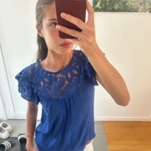 Blå topp med volang - Säljer jättefin blå topp med volanger!🥰 den är köpt i usa för 600 kr och märket är blue pepper. Storlek S men passar även XS. Säljer för endast 299 kr!