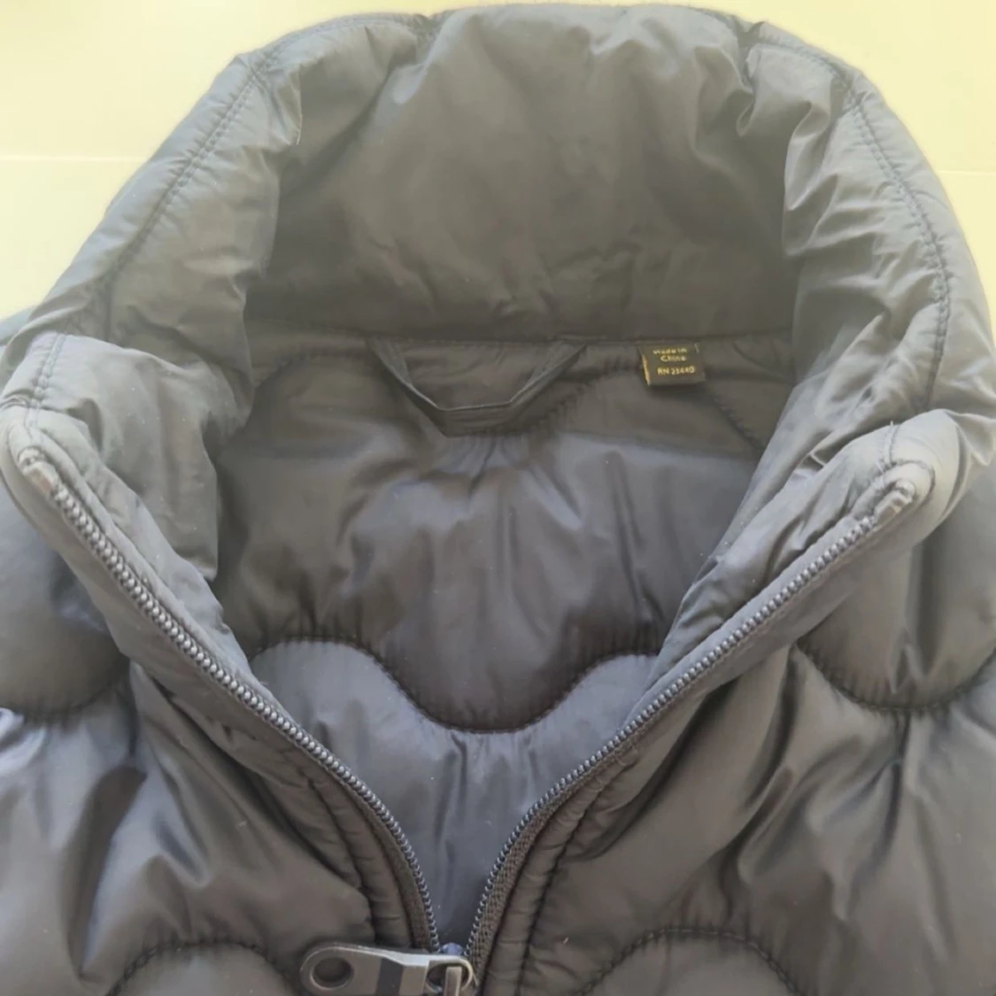 Mörkblå dunväst från Lyle & Scott - 2