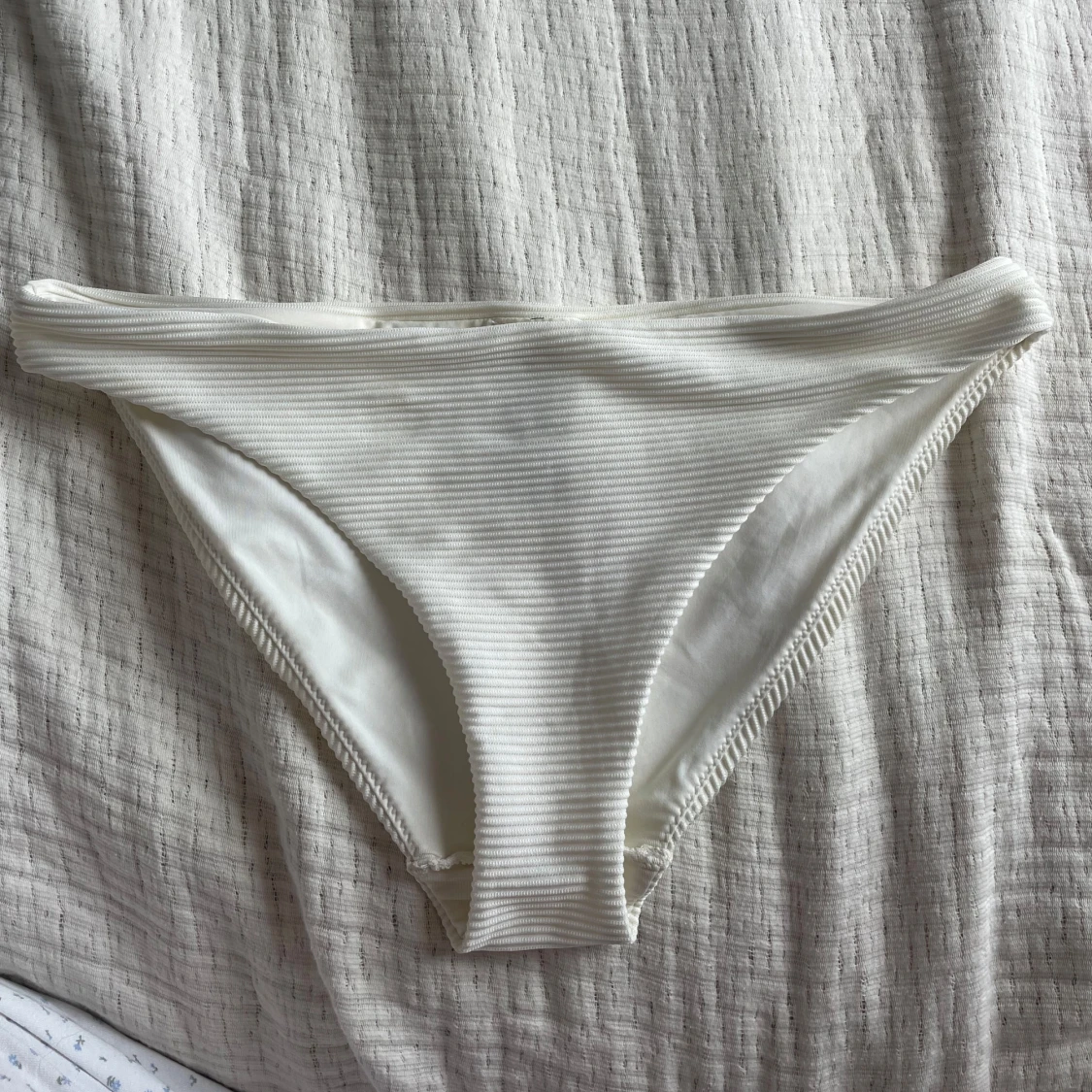 Vit ribbad bikiniunderdel