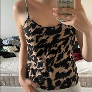 Leopard linne med u-ring - Använd fåtal gånger, finns inga defekter💞