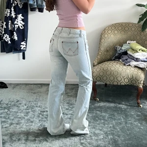 Perfekta ljusblå Wrangler jeans!💗 - Sjukt fina vintage Wrangler jeans💗 De har en straight lite utsvängd passform och sitter lågmidjatt. Otroligt bra skick, säljer då de är för stora💗midjemått 39cm, innerbenslängd 87cm