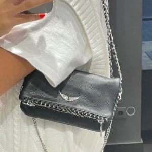 Zadig & Voltaire-handväska - Zadig & Voltaire-handväska i gott skick. Äkta vara och originalpåse medföljer. En underbar väska – både snygg och praktisk!❤️