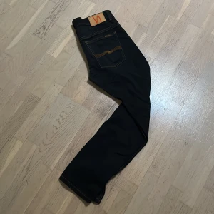 Nudie jeans  - Bra skick. Storlek W32 L32. Skön mörk färg till hösten. Skriv för mer info