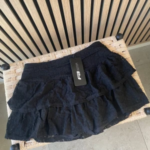 Volang kjol - Helt ny. Storlek m, passar mig med storlek s. Har inbyggda shorts 