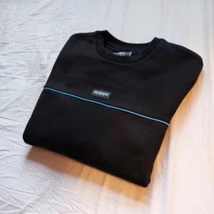 Mckenzie tröja - Fast pris✅️. Den är inte rynklig i verkligheten.  Säljer en svart sweatshirt från mckenzie.