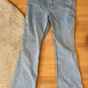 Ljusblå bootcut jeans  - Lågmidjade bootcut jeans med cool midja, aldrig använda! 
